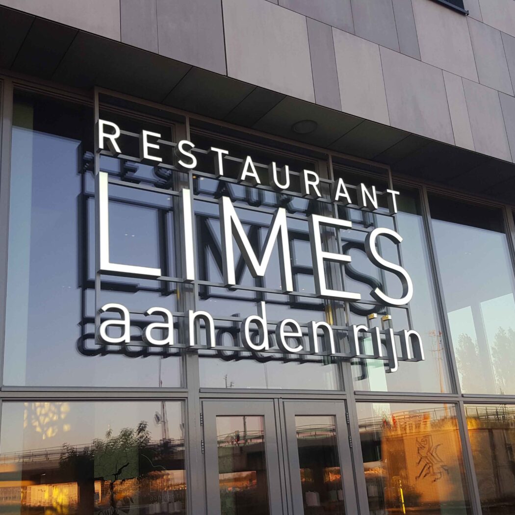 Moderne glazen gevel van Restaurant Limes aan den Rijn.