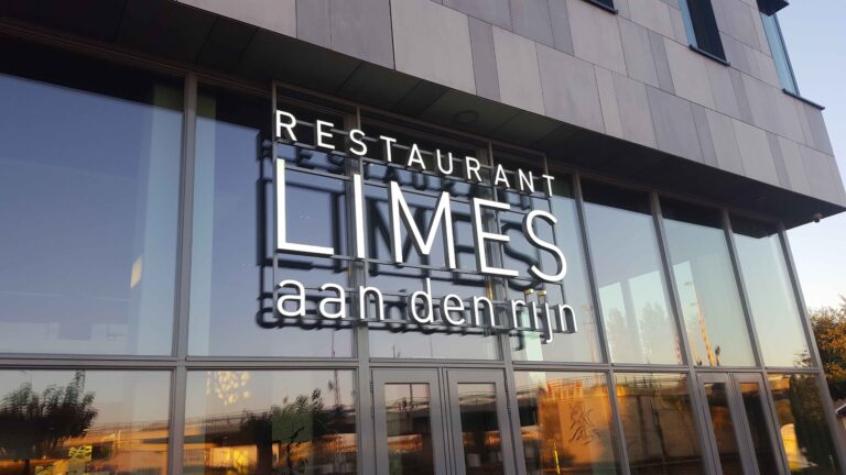 Moderne glazen gevel van Restaurant Limes aan den Rijn.