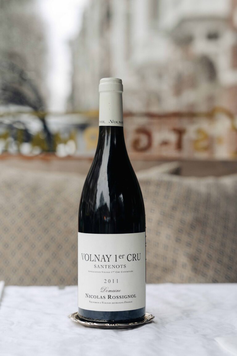 Fles rode wijn Volnay 1er Cru Santenots 2011 Domaine Nicolas Rossignol op zilveren onderzetter.