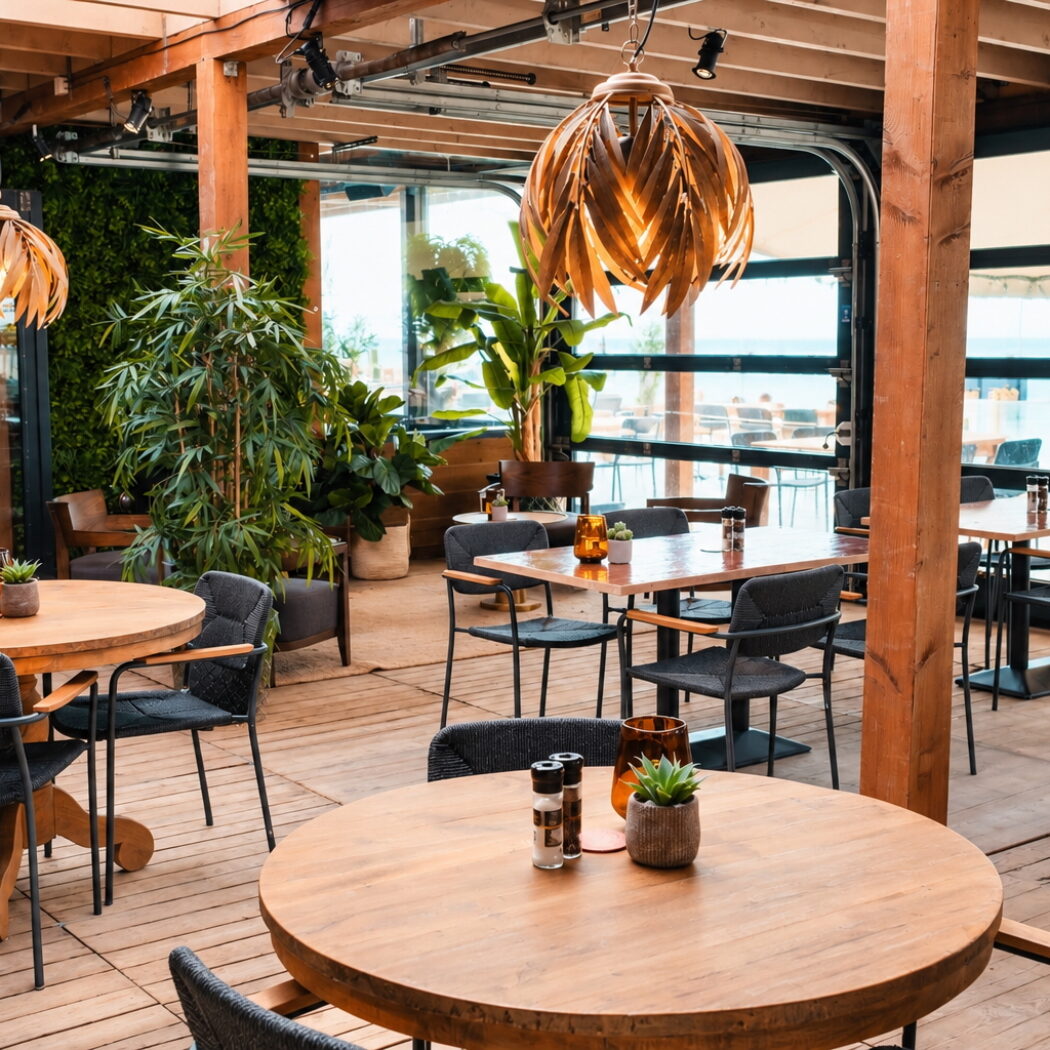 Beachclub Far Out Zandvoort - Zakelijk restaurant met aparte ruimte voor zakelijke bijeenkomsten in de Patio