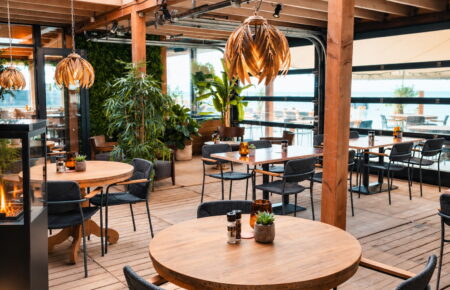 Beachclub Far Out Zandvoort - Zakelijk restaurant met aparte ruimte voor zakelijke bijeenkomsten in de Patio