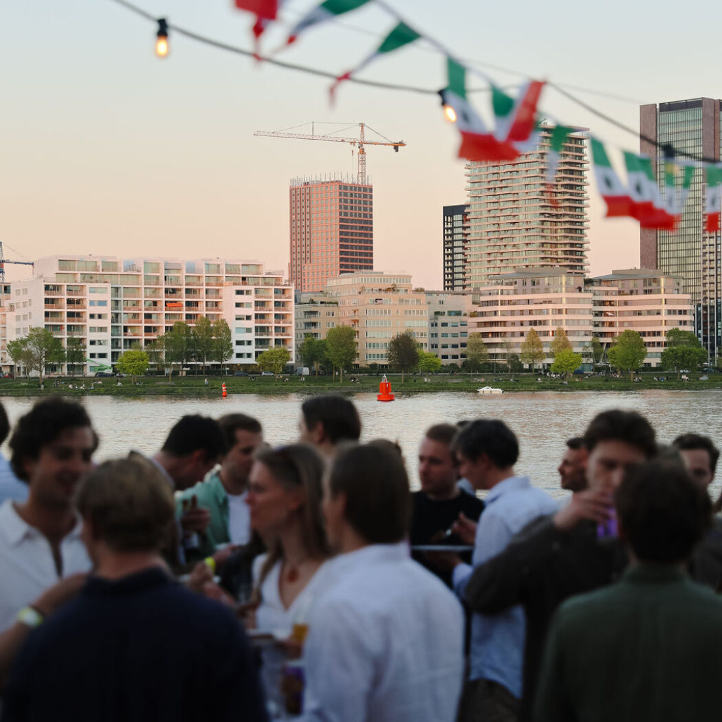 Bedrijfsborrel organiseren in Amsterdam - Zakenborrel aan het water bij geselecteerd restaurant Vooges aan 't IJ
