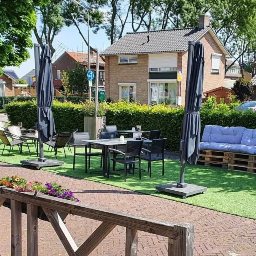 Buiten terras Restaurant Eendrachtshoeve Zuid-Beijerland