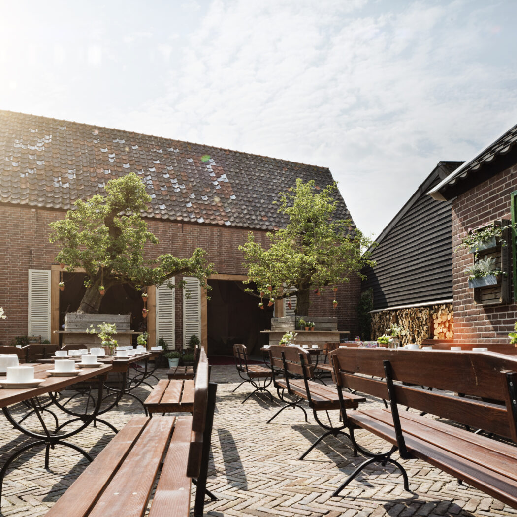 Buitenhof - binnenplaats bij De Kaaihof Genemuiden - Geselecteerd restaurant Business Select