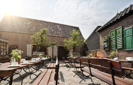 Buitenhof - binnenplaats bij De Kaaihof Genemuiden - Geselecteerd restaurant Business Select