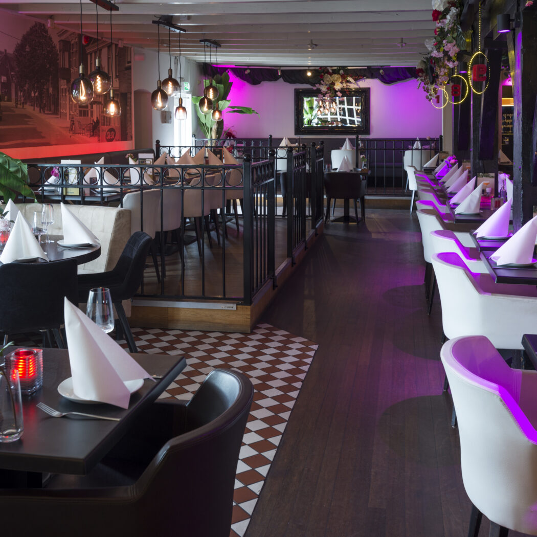 Modern restaurant interieur met gedekte tafels, witte stoelen, paarse verlichting, straatmuurschildering en menu met Allure.