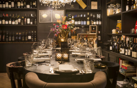 Gedekte dinertafel in een wijnkelder.