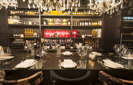 Restaurant tafelschikking met wijnen, confituren en Michelin-awards.