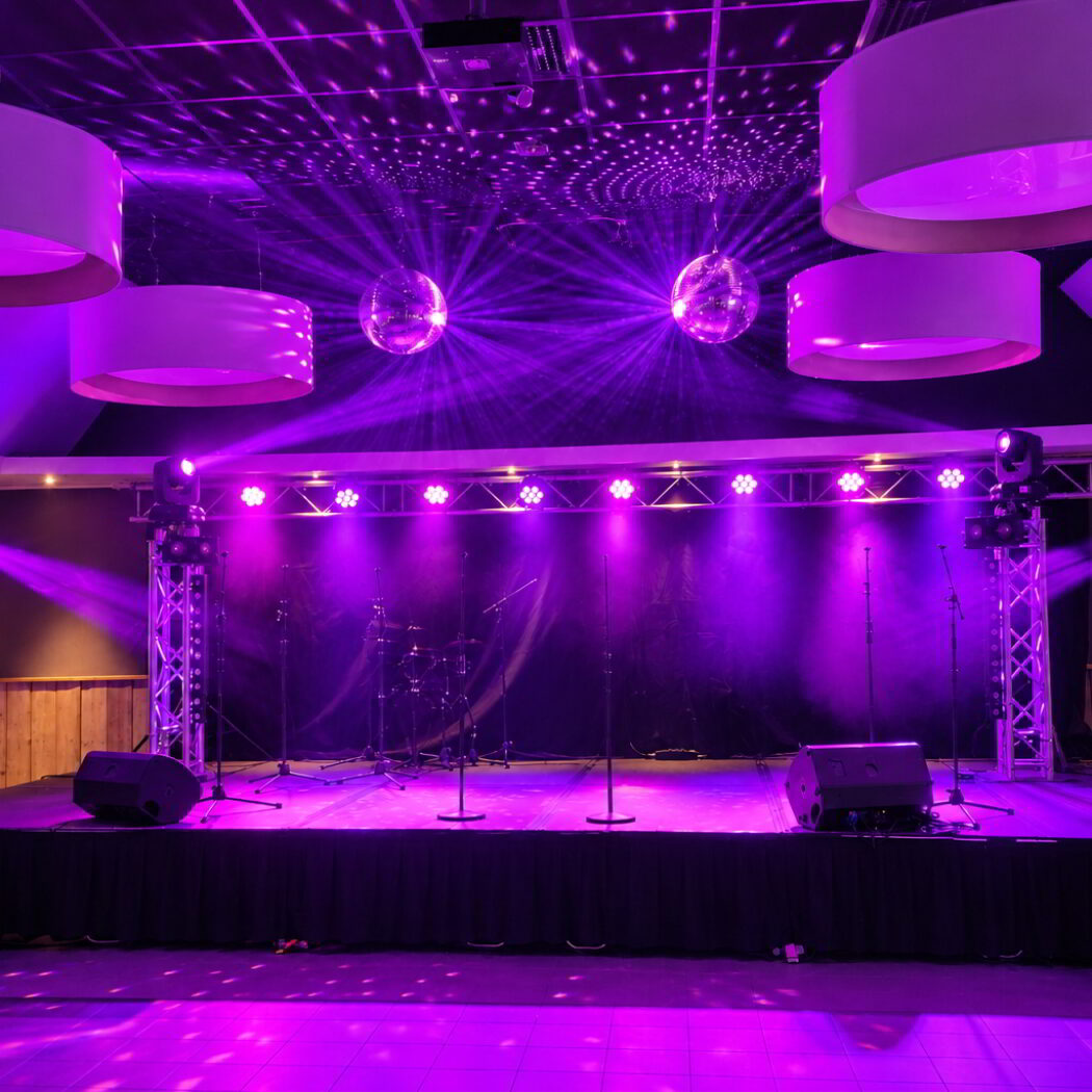 Feestzaal met podium, licht en geluid voor bedrijfsfeest en personeelsfeest Venlo - Cafe Feestzaal Boostenhof - Business Select restaurant