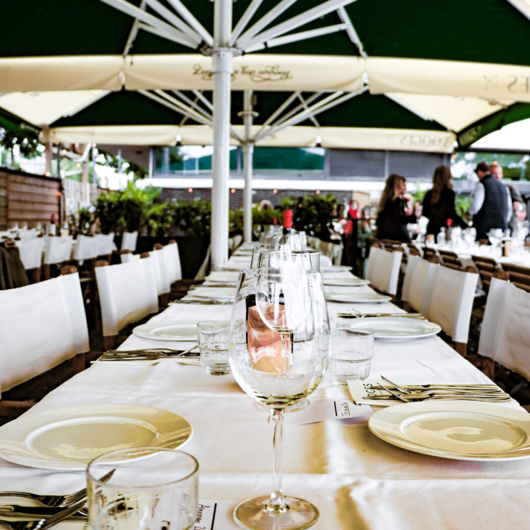 Groepsdiner of groepslunch in Amsterdam - Terras aan het water - geselecteerd restaurant Vooges aan 't IJ