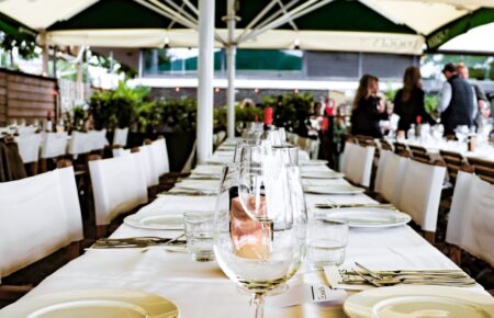 Groepsdiner of groepslunch in Amsterdam - Terras aan het water - geselecteerd restaurant Vooges aan 't IJ