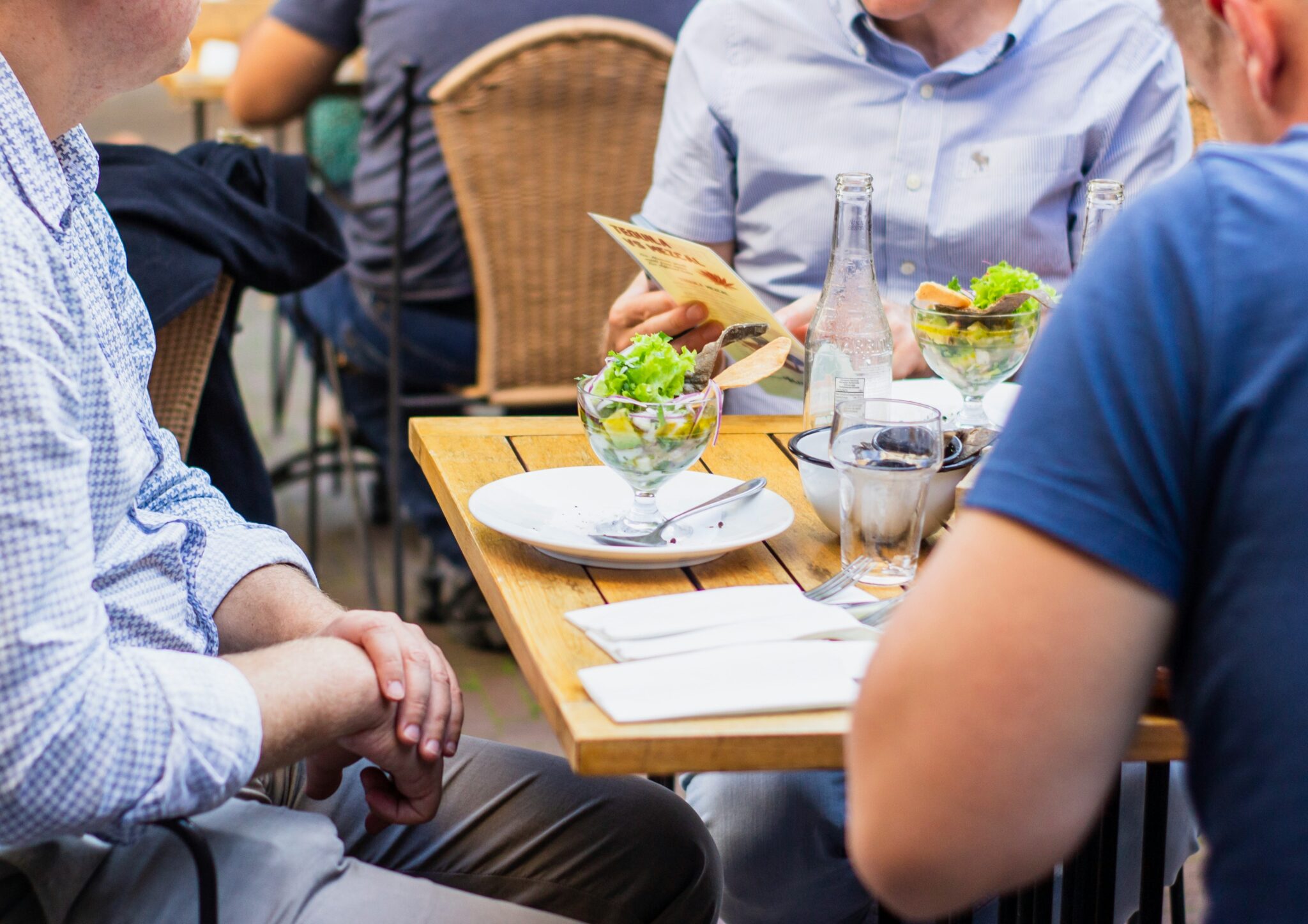 Groepslunch bij een restaurant voor zakelijk lunchen