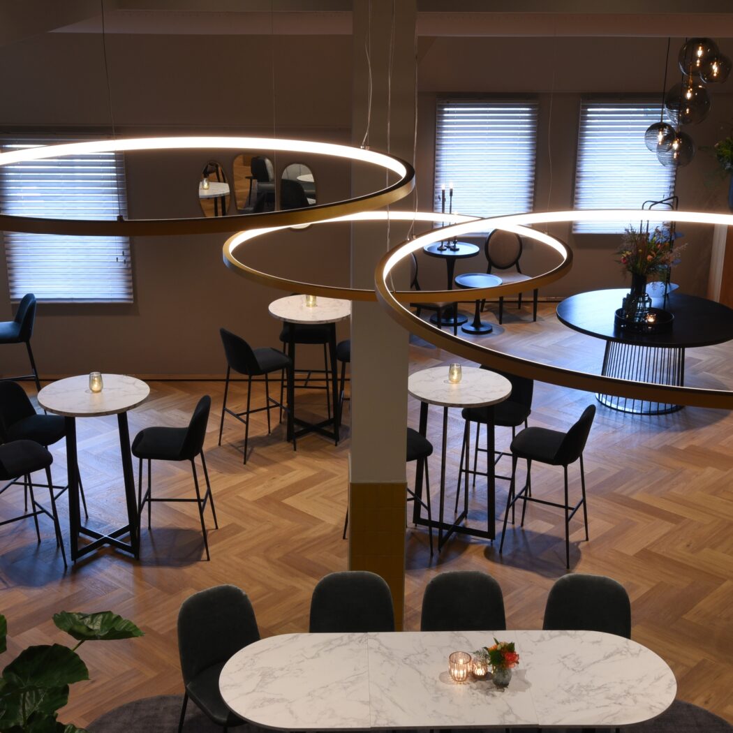 Hofzaal met statafels voor zakelijke ontvangst - De Kaaihof Genemuiden - Geselecteerd restaurant Business Select