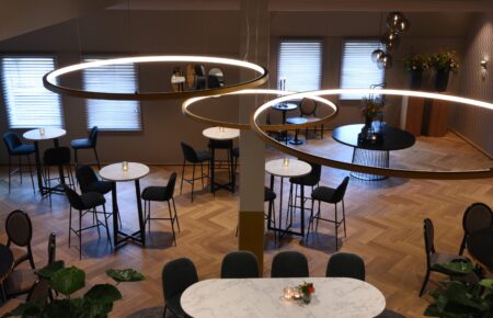 Hofzaal met statafels voor zakelijke ontvangst - De Kaaihof Genemuiden - Geselecteerd restaurant Business Select