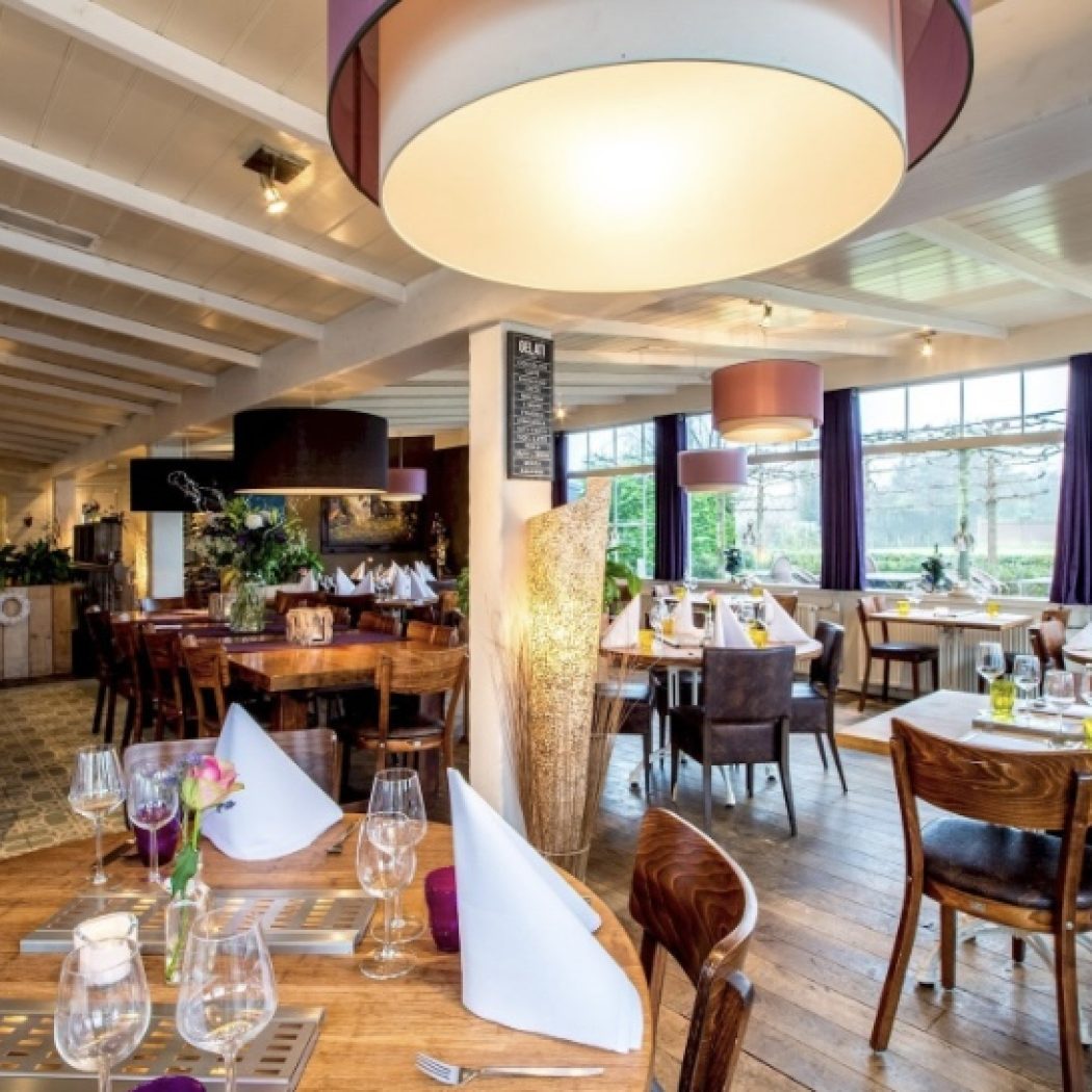 Sfeervol restaurantinterieur met gedekte houten tafels, paarse gordijnen voor grote ramen en een menubord met GELATO.