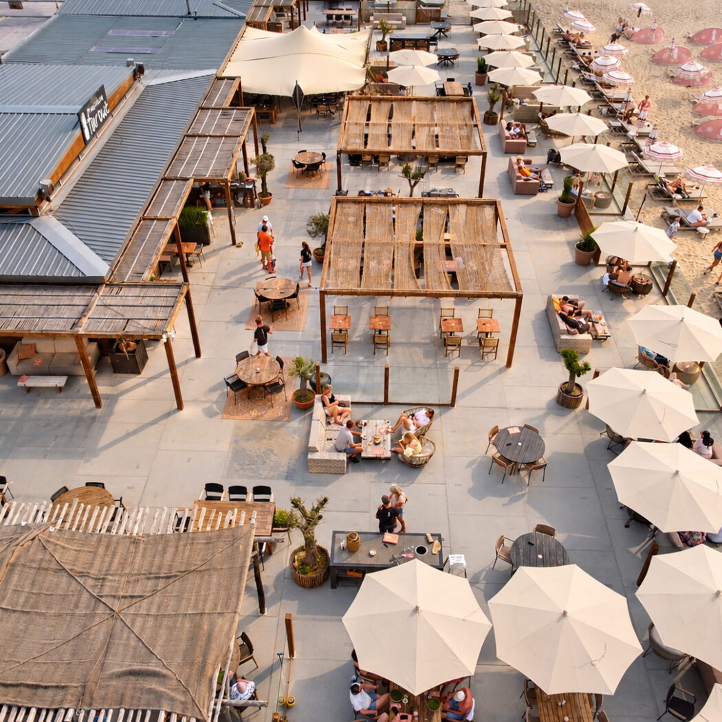 Terras aan zee - geselecteerd restaurant Beachclub Far Out in Zandvoort