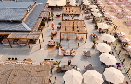 Terras aan zee - geselecteerd restaurant Beachclub Far Out in Zandvoort