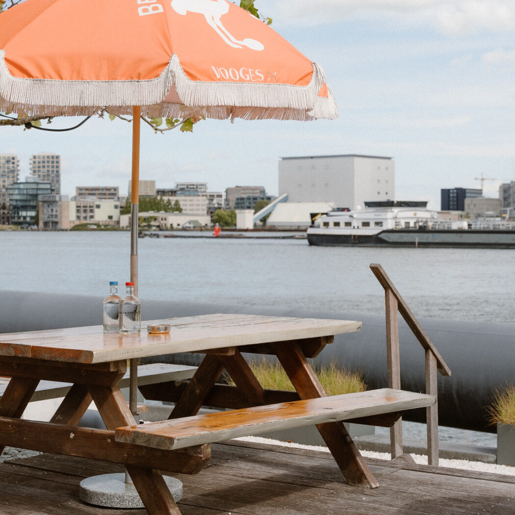 Terras met uitzicht op het water in Amsterdam - bedrijfsfeest of borrel organiseren bij geselecteerd restaurant Business Restaurants top 500