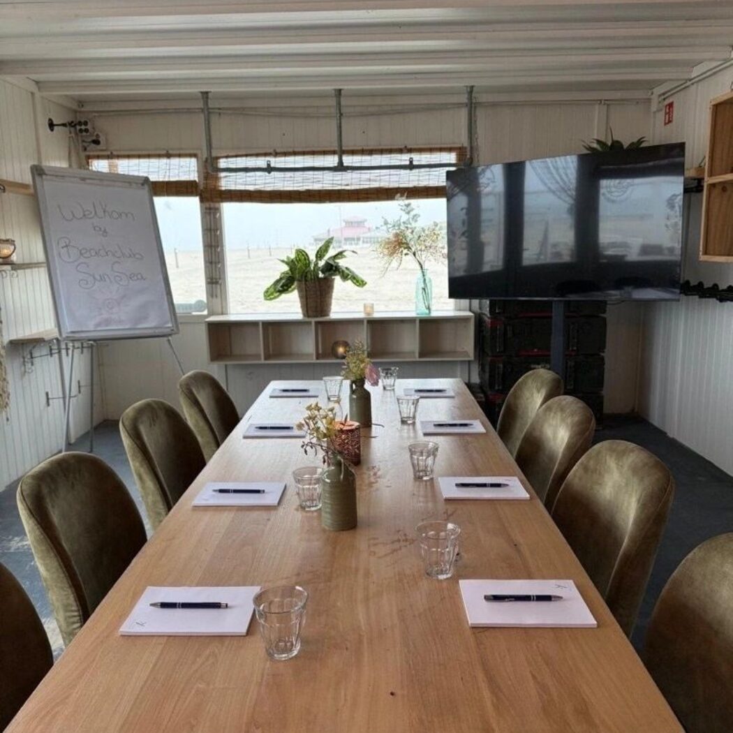 Vergadering met 8 personen aan zee - Beachclub Sunsea - Business Restaurants Top 500