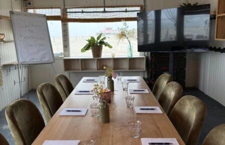 Vergadering met 8 personen aan zee - Beachclub Sunsea - Business Restaurants Top 500