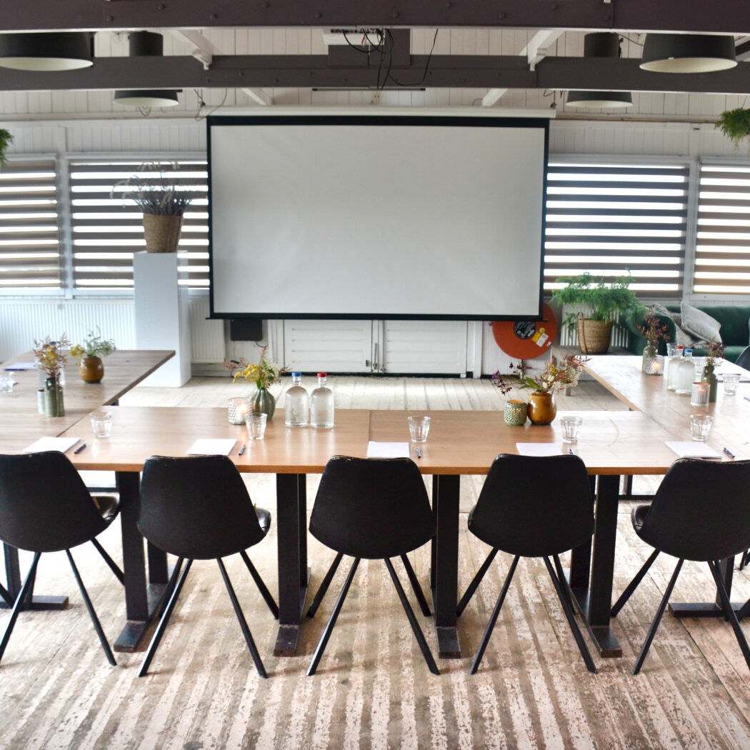 Vergadering of presentatie aan zee - vergaderzaal Sunset bij Beachclub Sunsea - Top 500 Business Restaurant