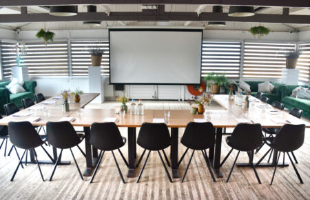 Vergadering of presentatie aan zee - vergaderzaal Sunset bij Beachclub Sunsea - Top 500 Business Restaurant