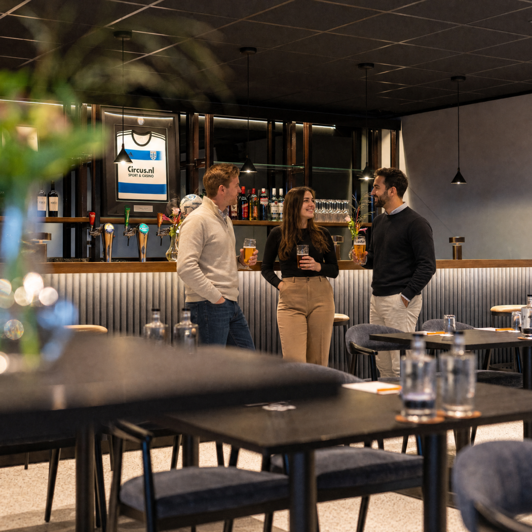 Vergaderruimte met bar bij het PEC Stadion - Lumen Hotel & Events in Zwolle - Business Restaurants Top 500