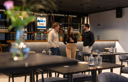 Vergaderruimte met bar bij het PEC Stadion - Lumen Hotel & Events in Zwolle - Business Restaurants Top 500