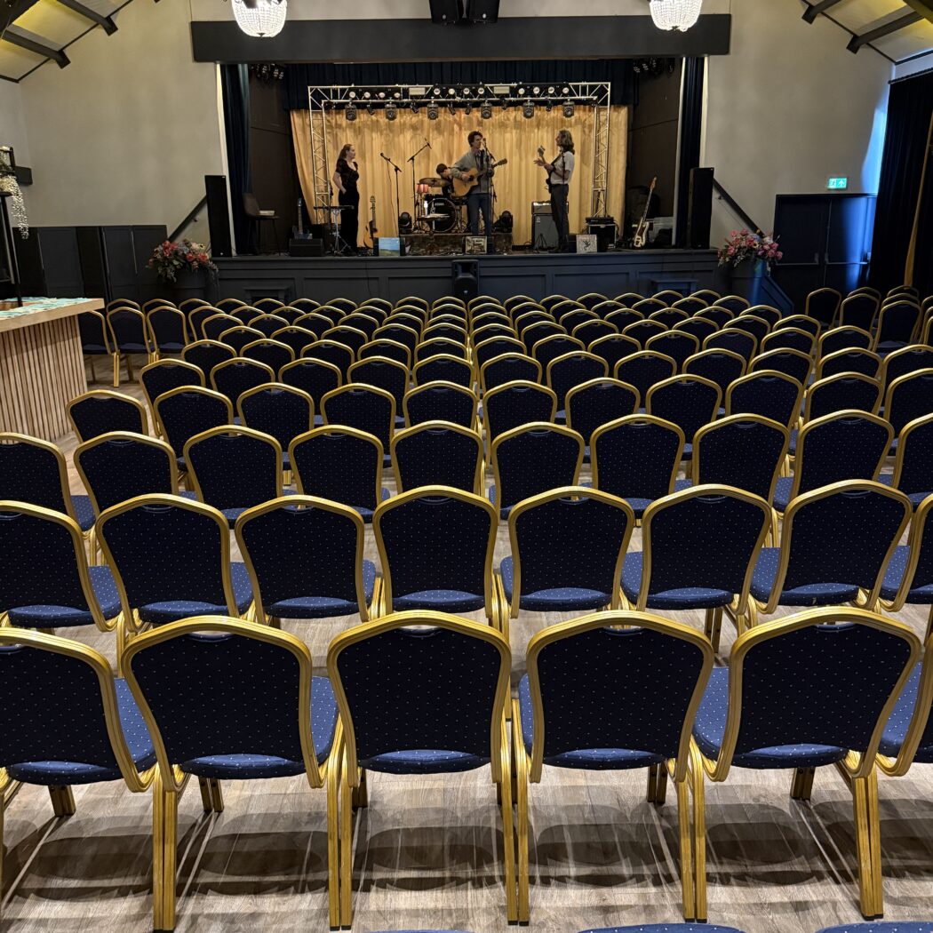 Zaal met podium Eendrachtshoeve Zuid Beijerland
