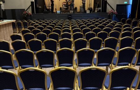 Zaal met podium Eendrachtshoeve Zuid Beijerland