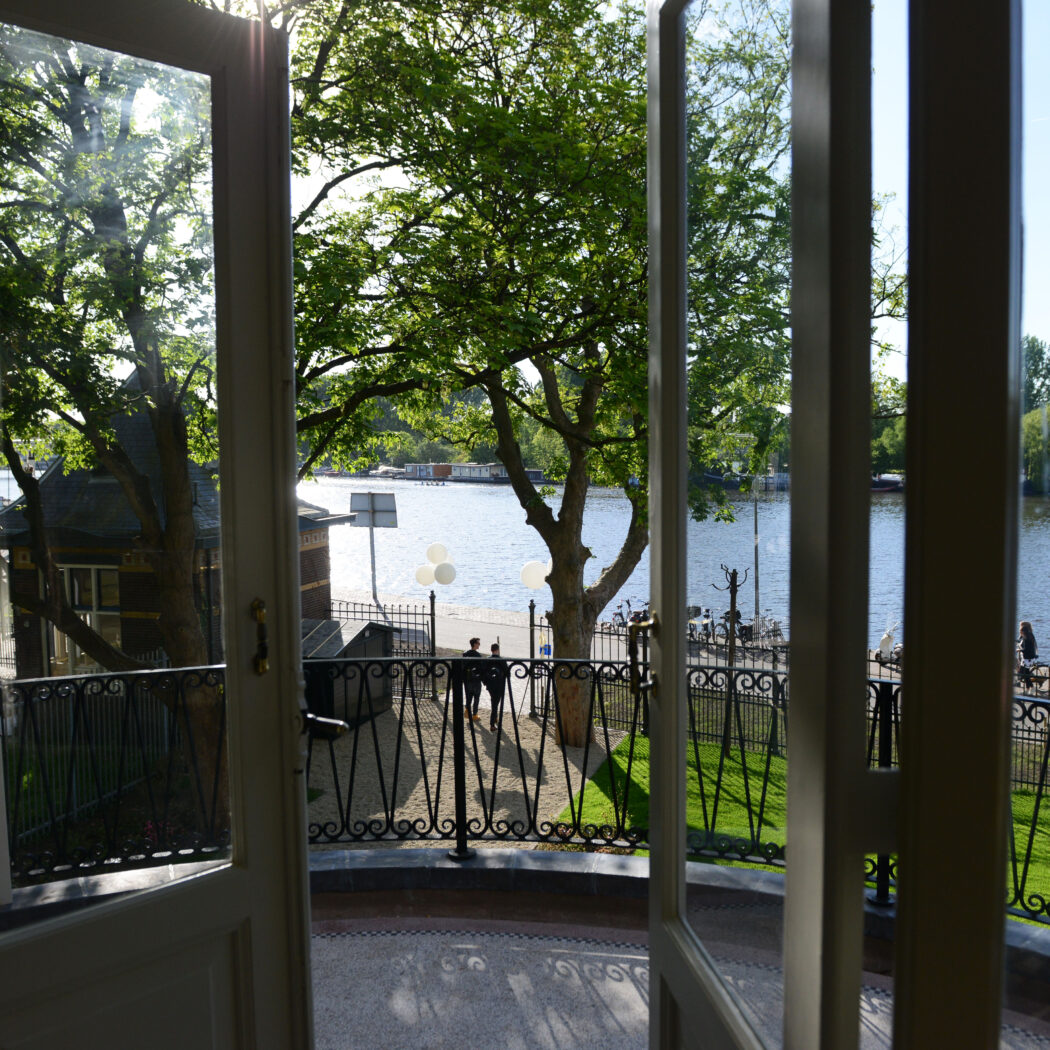 Vergaderruimte met balkon - Vergaderen uitzicht op water -Balkonkamer tHuis aan de Amstel Amsterdam