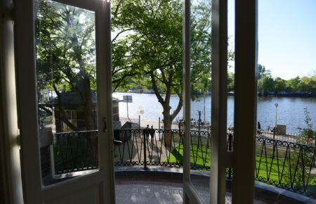 Vergaderruimte met balkon - Vergaderen uitzicht op water -Balkonkamer tHuis aan de Amstel Amsterdam