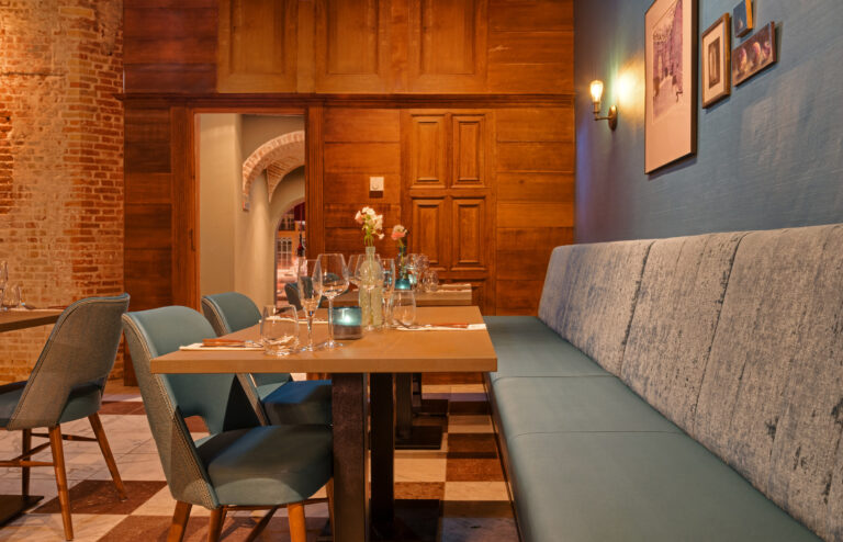 estida-fabers-alkmaar-web-interieur-blauwe-zaal-tafels